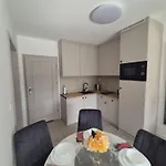 Roz Apartman *