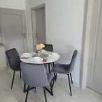 Roz Apartman *
